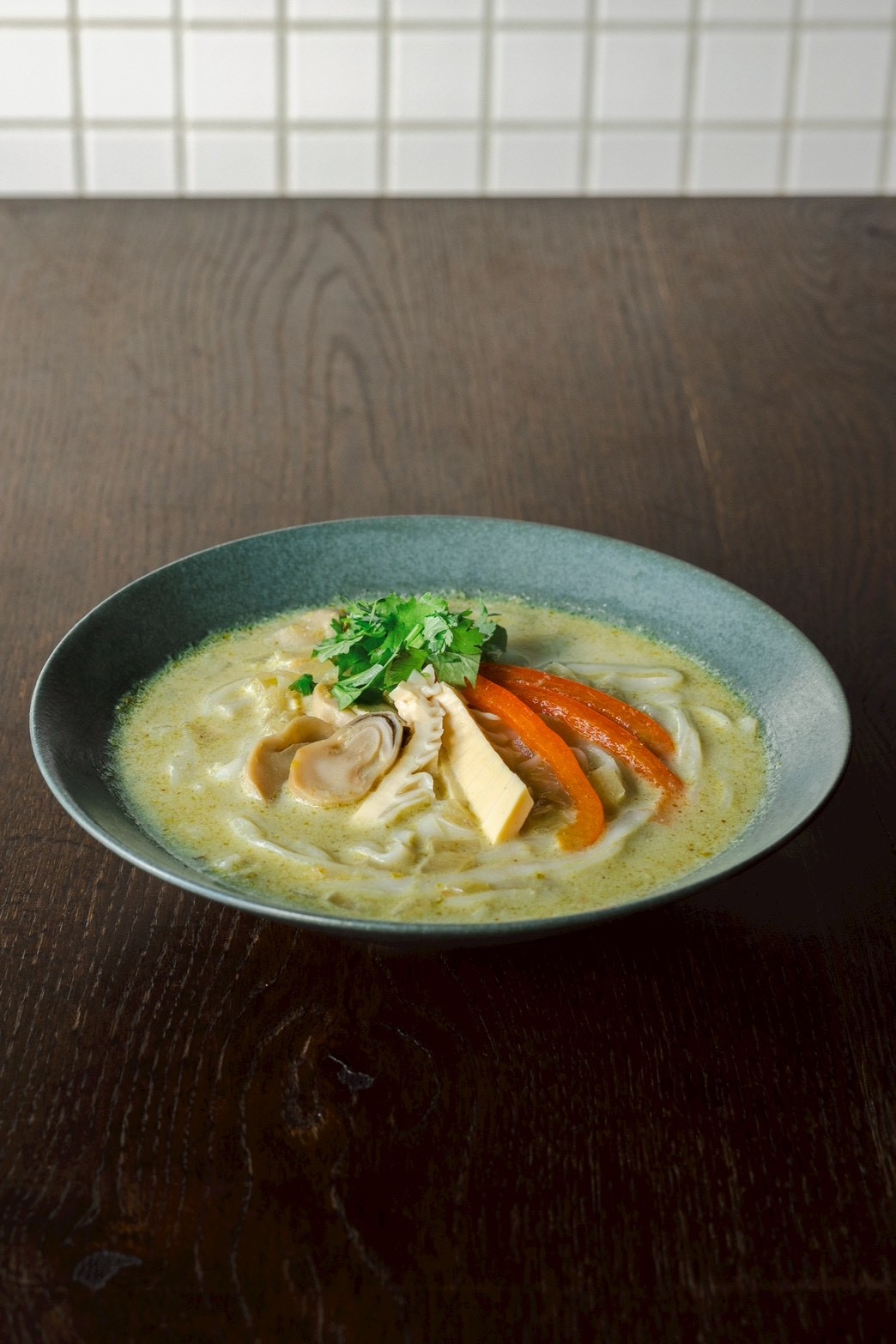 グリーンカレーフォー ・ ヌードル（フォー または 中華麵）