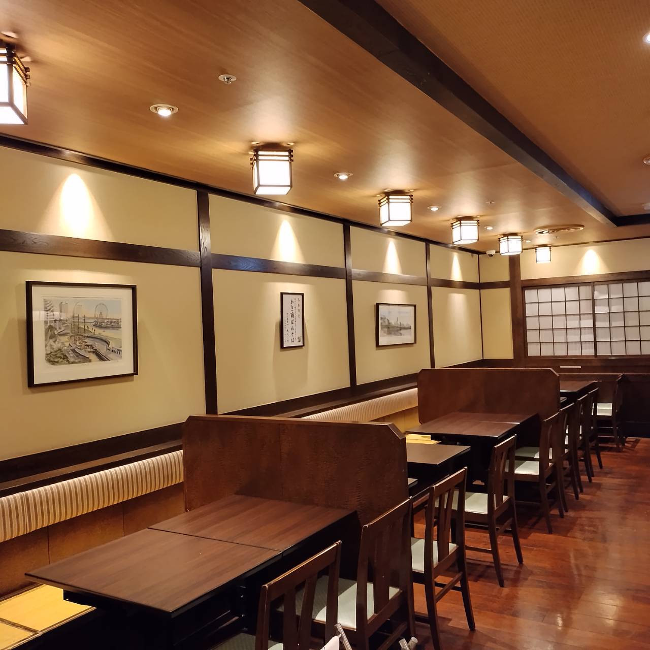 落ち着いた店内で江戸そばをゆっくりと味わえます