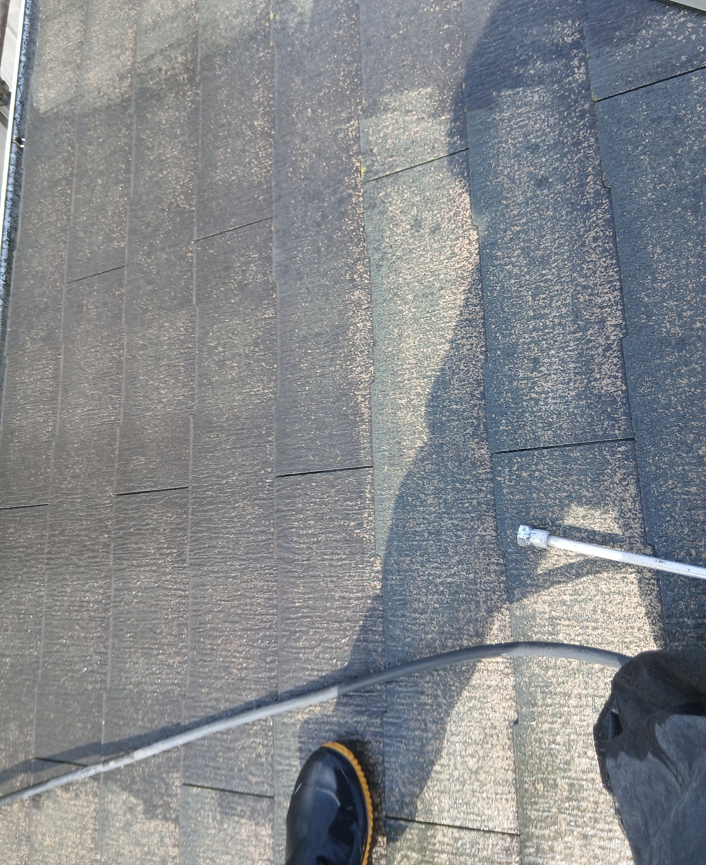 屋根が傷んでいませんか？屋根はお家の1番傷む所になります。そのままだと雨漏りの原因になります！