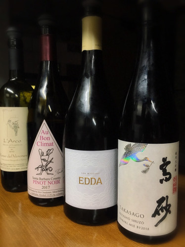 ちょっと良いワインと日本酒開いてます!!