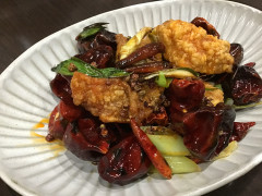 鶏の唐揚げ　唐辛子、山椒のスパイシー炒め