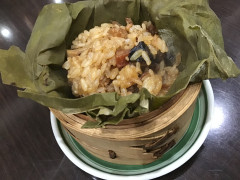 蓮の葉で包んだ五目おこわ