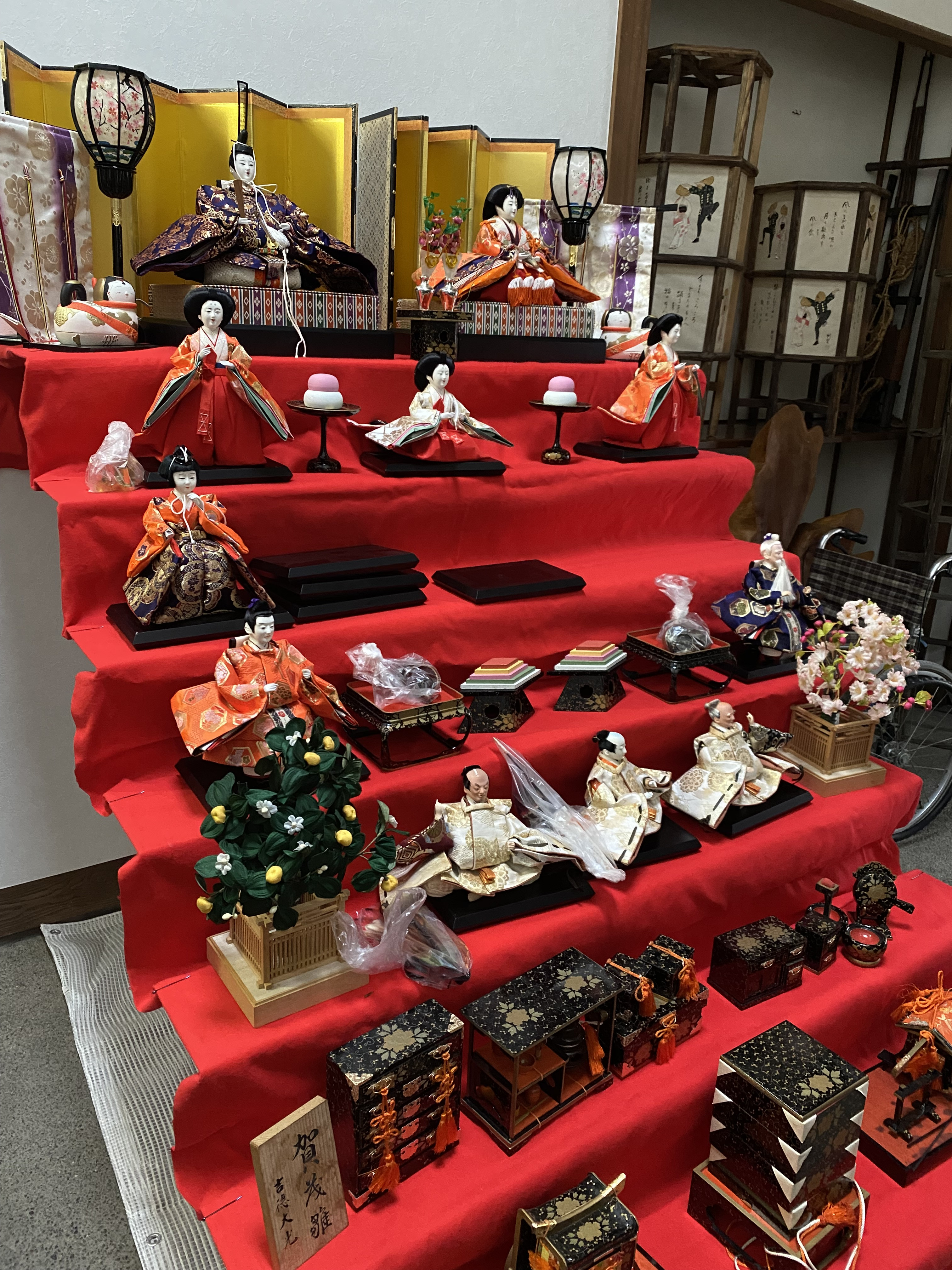お雛様飾り付け中