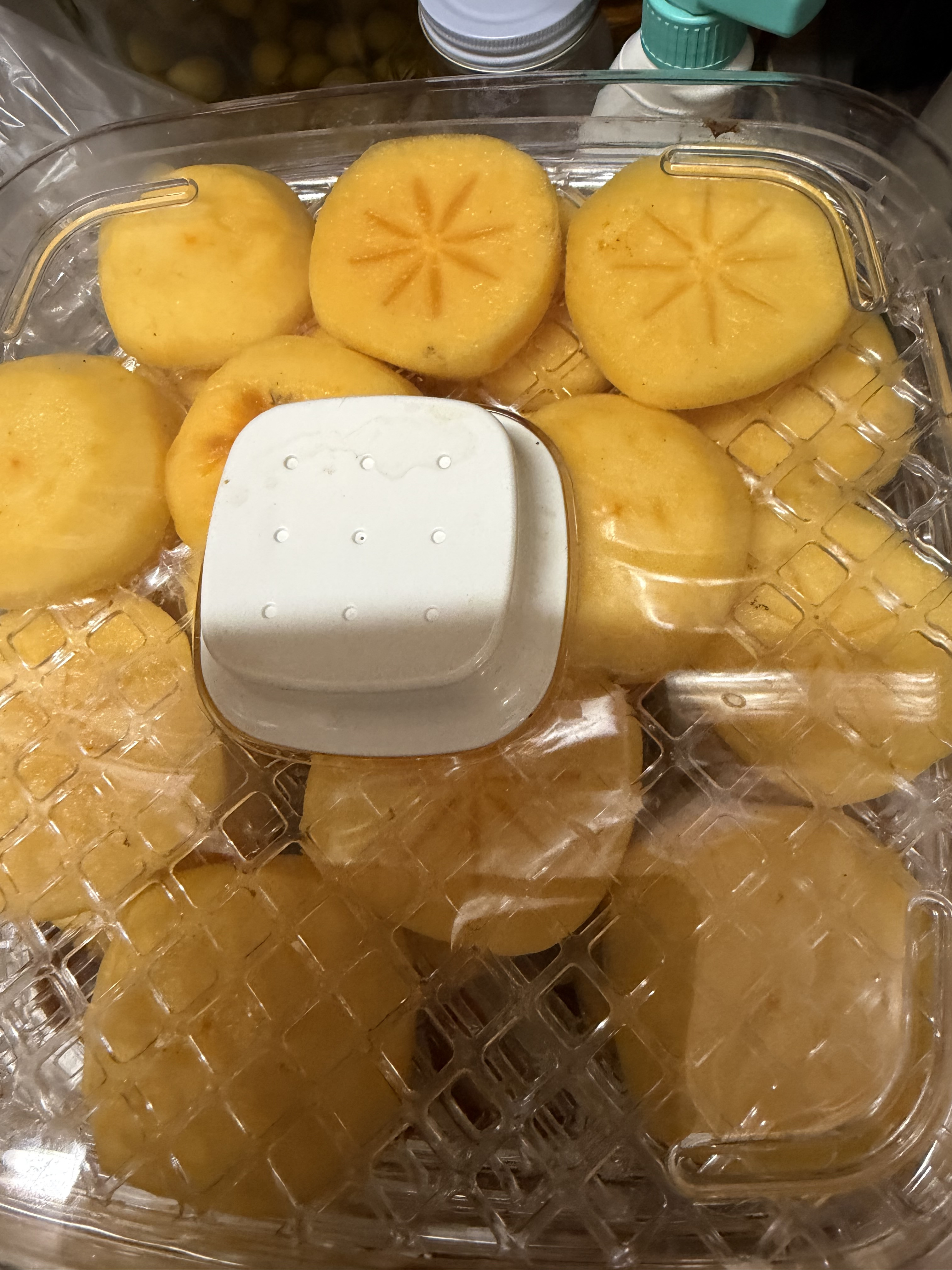 本日も柿をダンボールに
