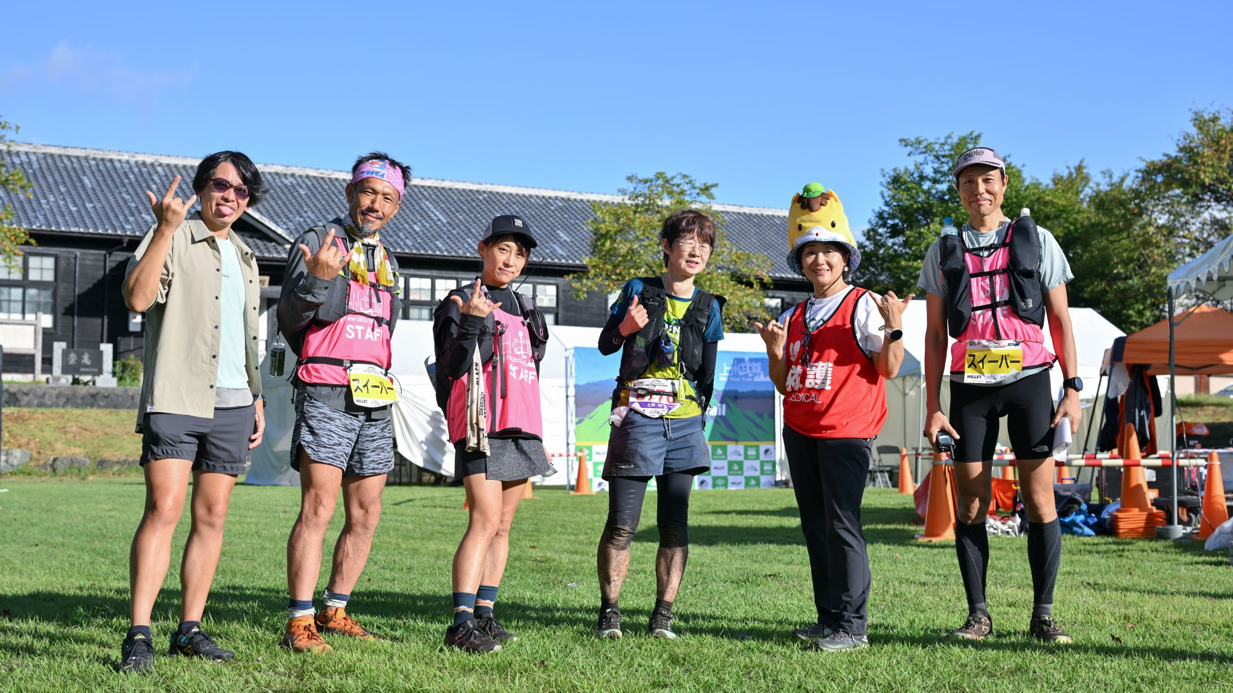 夜明け前の山で活動するボランティア