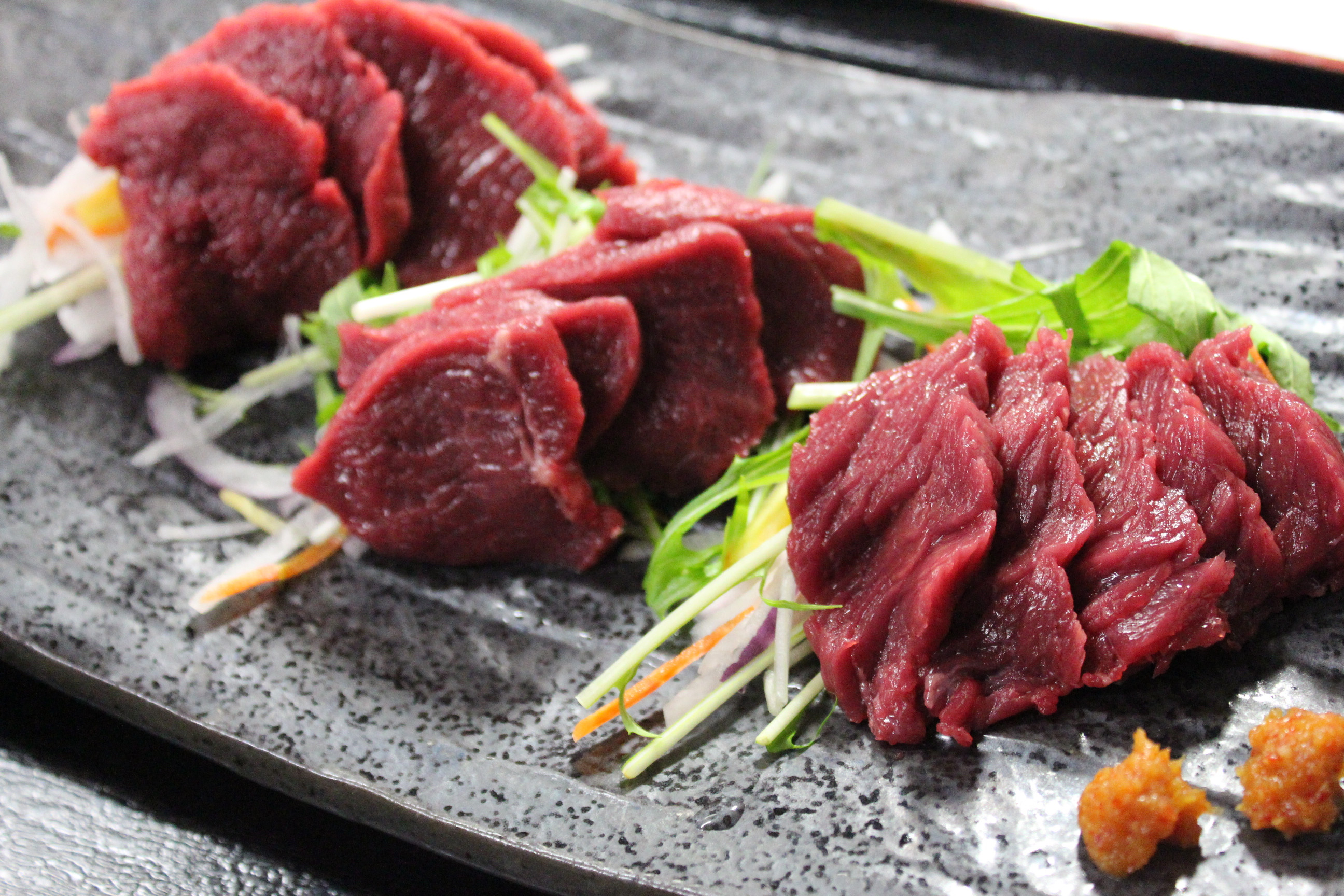 贅沢 馬刺しの三種盛り - 蔵の町 喜多方 会津田舎家