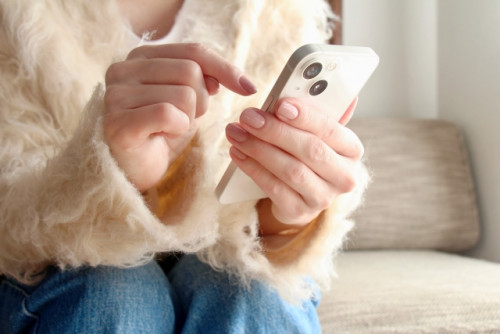 若い女性スマホ.jpg
