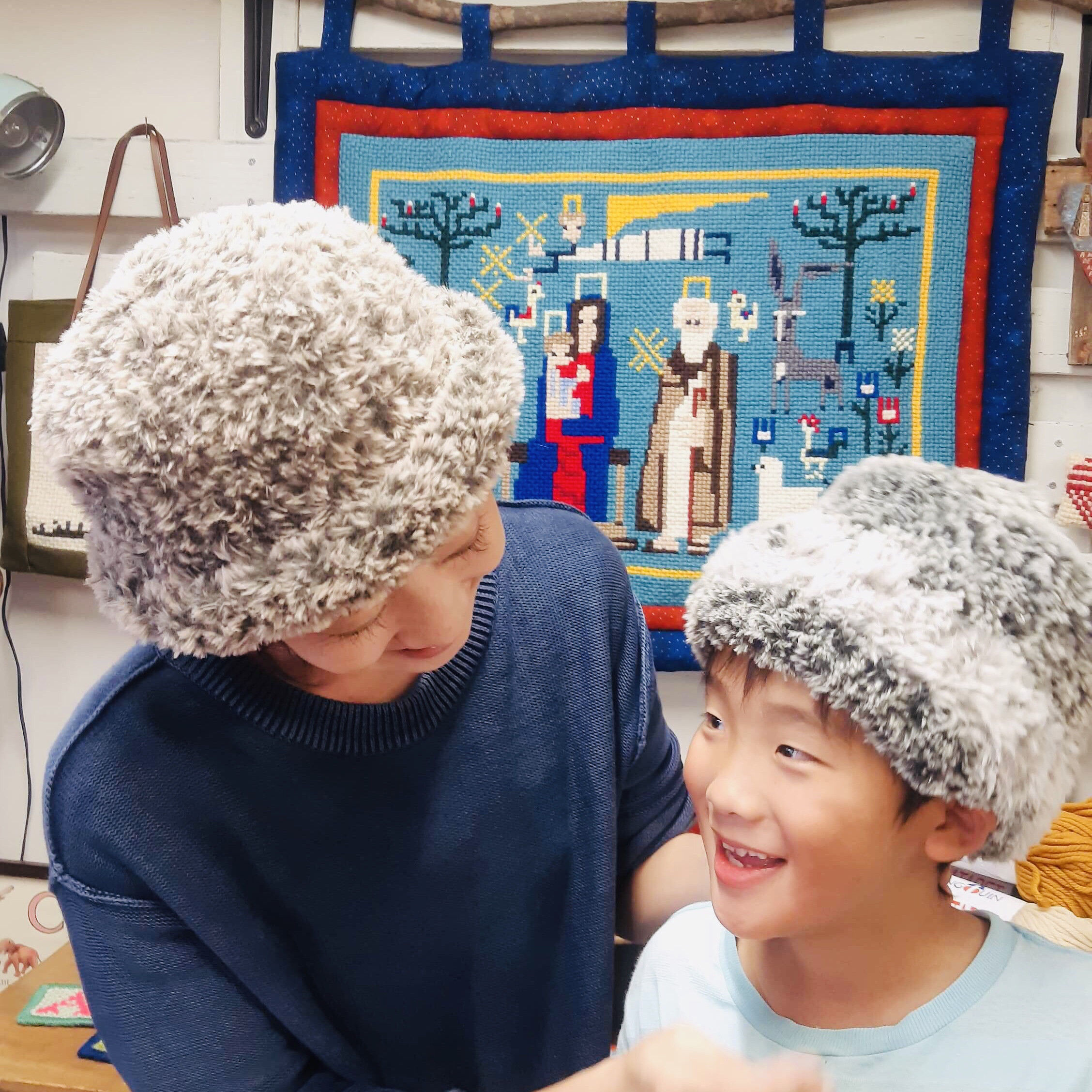 ファーヤーンで編む冬帽子 Mercadinho 世界の手しごととブロカント
