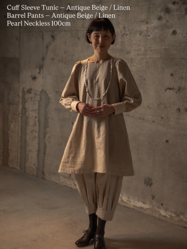 カフス袖チュニックとバレルパンツ
