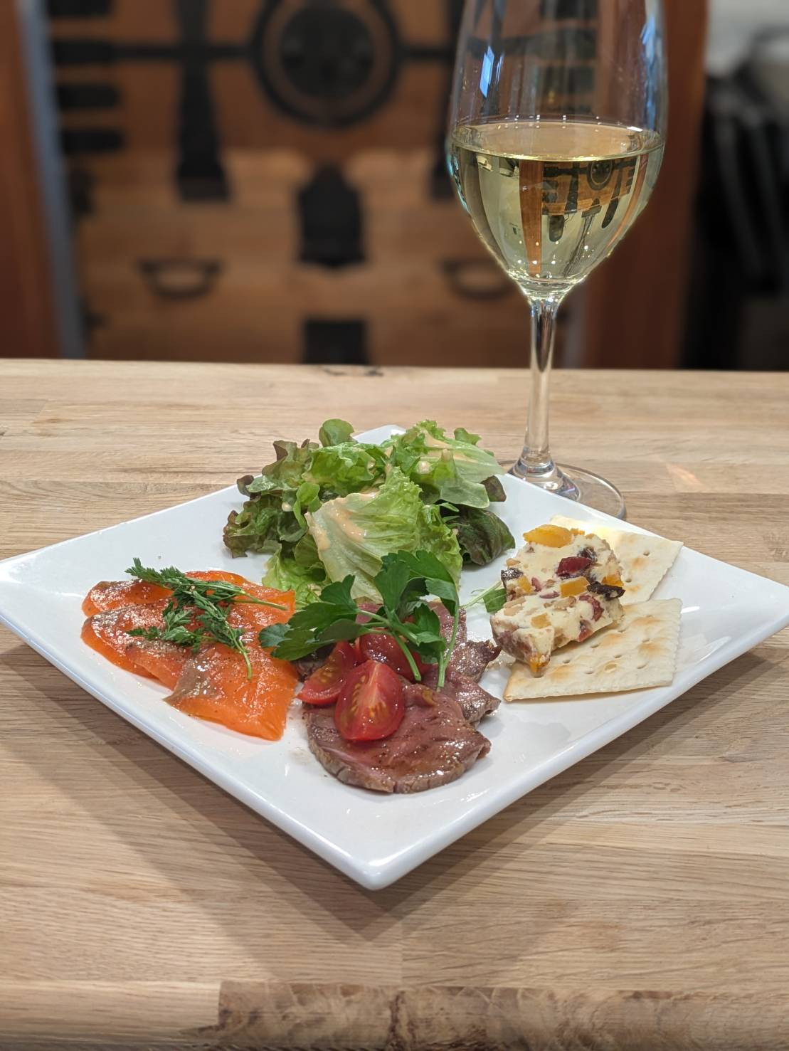 Piazzettaセット（1,870円）　おすすめのワインと共に