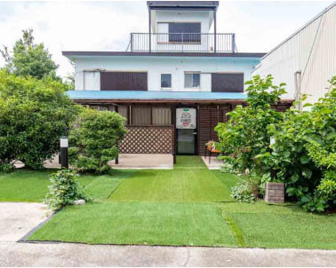 ふたば治療院の庭です。右手には木蓮が。花言葉は　自然への愛、持続性、崇高。患者様に真摯に向き合い鍼灸により自然治癒力が高まり患者様が長く健康でいられますように。