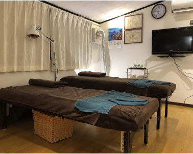 院内のベッドは２つ設置しております。カップルやご夫婦での同時施術も可能です。
