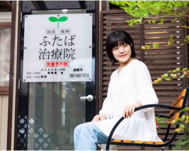 四季のお花と玄関から皆様のご来院をこころよりお待ち申し上げております。