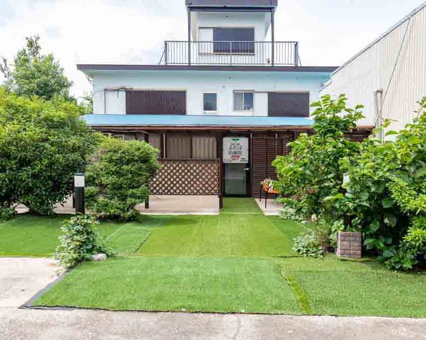 ふたば治療院の庭です。右手には木蓮が。花言葉は　自然への愛、持続性、崇高。患者様に真摯に向き合い鍼灸により自然治癒力が高まり患者様が長く健康でいられますように。