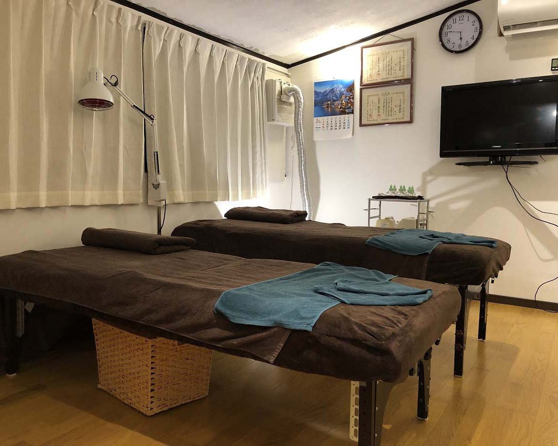 院内のベッドは２つ設置しております。カップルやご夫婦での同時施術も可能です。