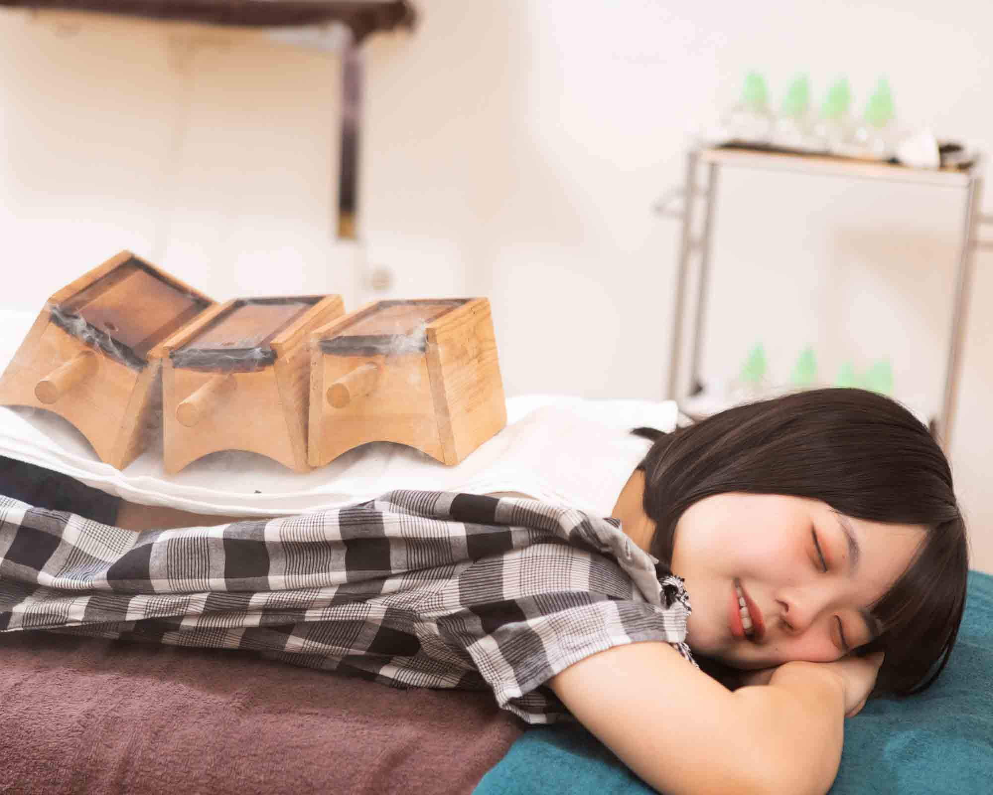 箱灸です。もぐさの香りと遠赤外線効果で冷えをはじめ多くの効果があり、とてもリラックスできます。煙はパイプで室外に排出するため衣服へ匂いが移ることもありません。