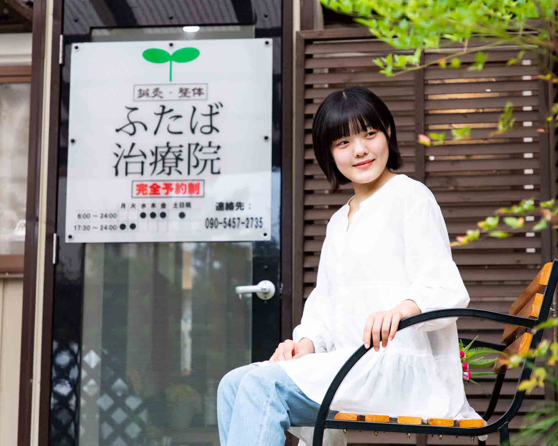 四季のお花と玄関から皆様のご来院をこころよりお待ち申し上げております。