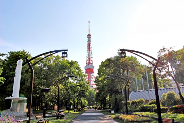 シンメトリーの構図で撮影された東京タワー