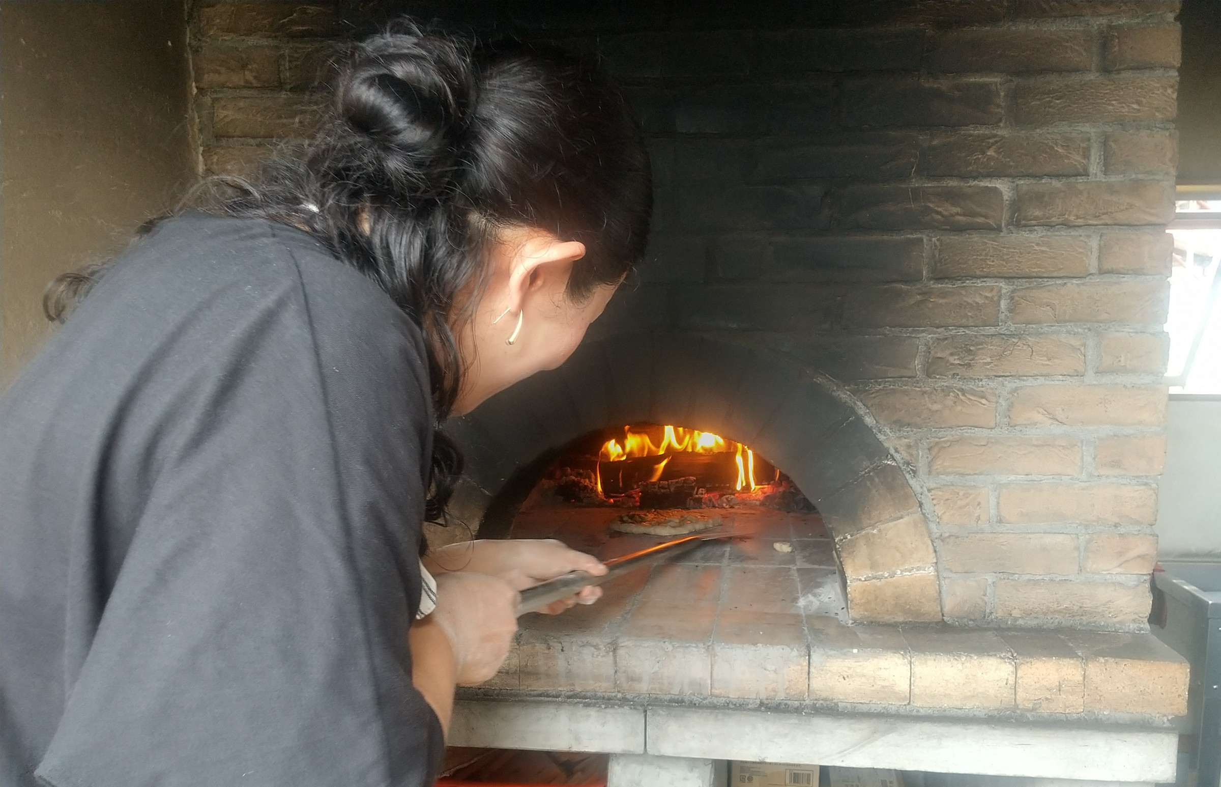 石窯ピザ体験教室｜薪の香りをまとわせて焼くピザ、五感がみたされるワクワク体験