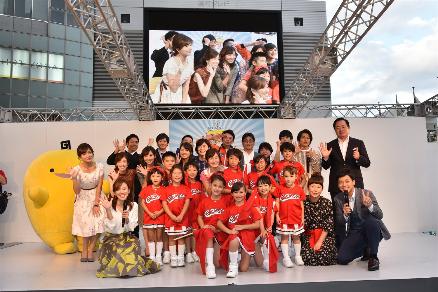 広島ホームテレビ「ぽるフェス」　フィナーレ　出演したタレントさん・アナウンサーさん達と一緒に。