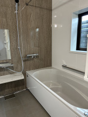 床が滑りにくい、安心のバスルーム🛀