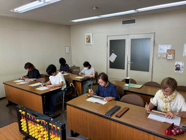 大人そろばん練習風景