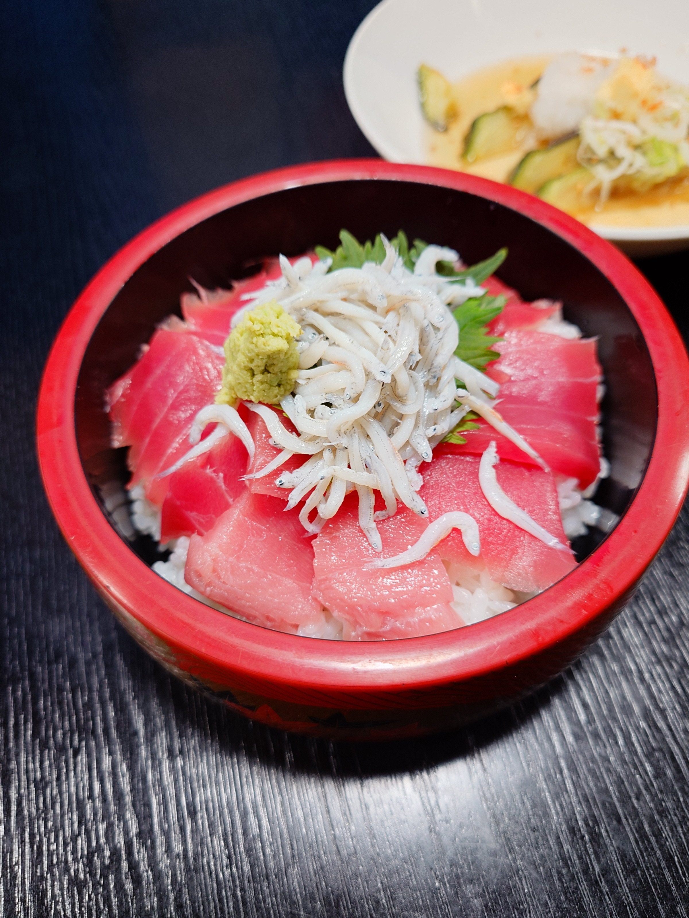 鮪としらす丼
