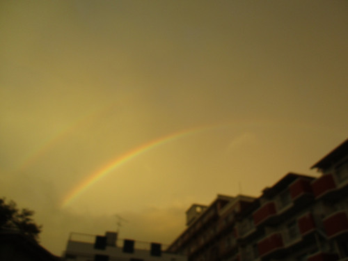 朝焼けの空に二重の虹