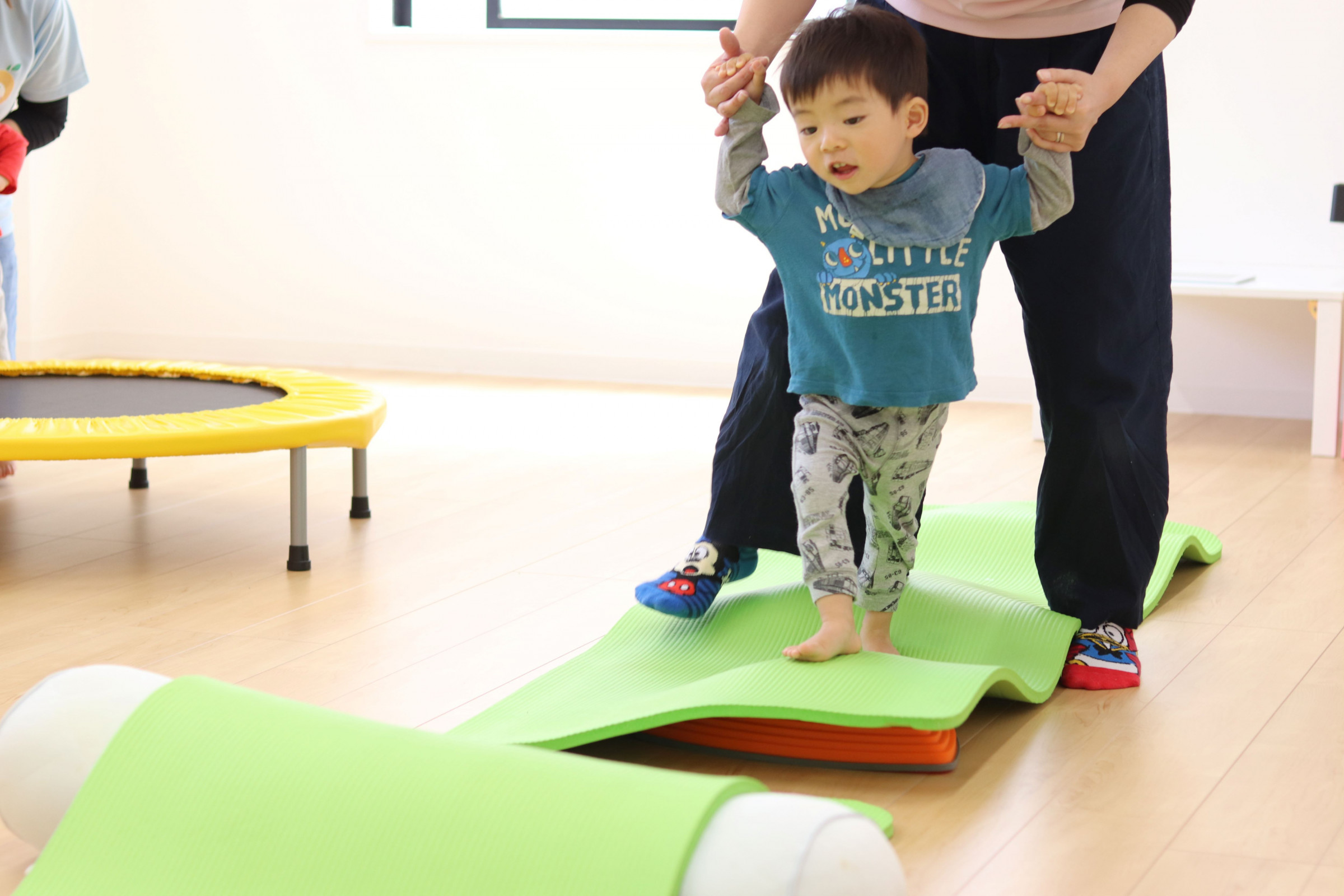でこぼこ道を歩いて体幹を鍛えるトレーニングをしてます☆