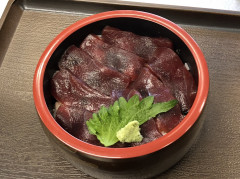 まぐろヅケちらし　２５００円