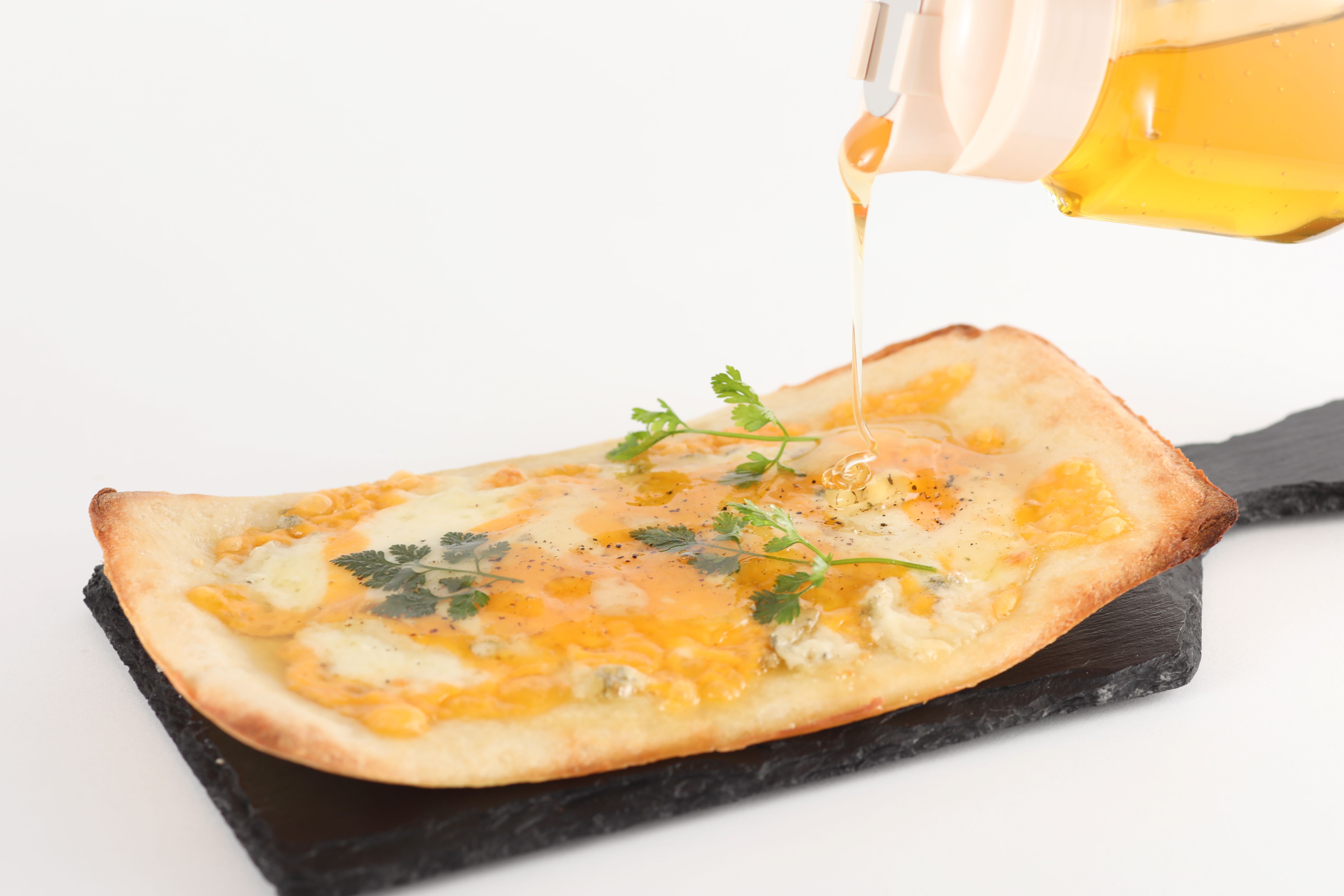 たっぷり4種のチーズピザ はちみつ添え 喫茶食堂h T S