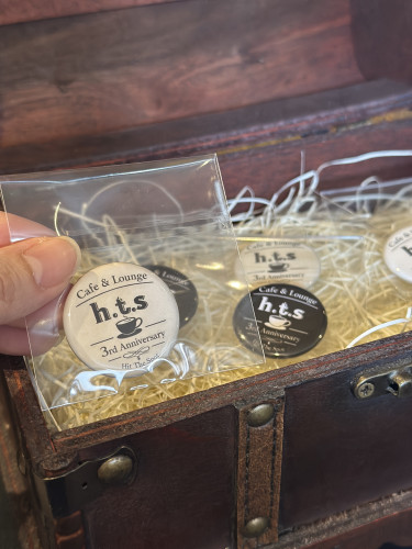 ３周年記念缶バッジ販売中✨