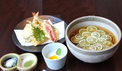 【人気メニュー開始】すだちそばと夏野菜の天ぷら盛合せ