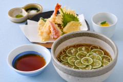 【夏の人気】すだちそばと天ぷら盛り合わせ