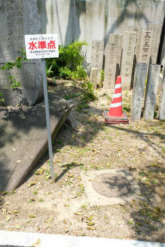 堺市方違神社境内にある水準点.png