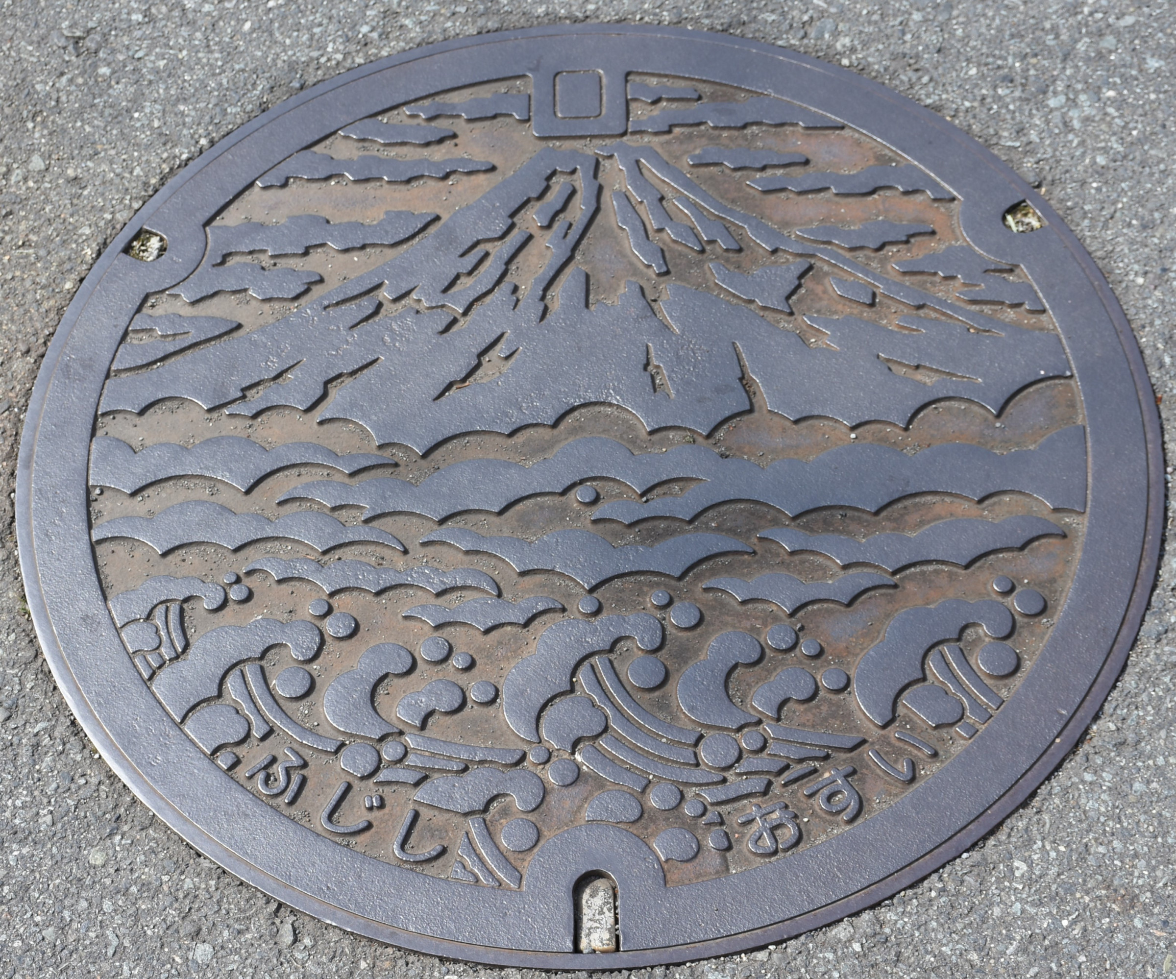 まなびおおさかステイホーム応援第十弾　芝川先生、今日も行く　　　　　　マンホール見聞録第92回目　富士市のマンホール1回目です。