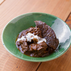 牛ホルモンのスパイス煮込み