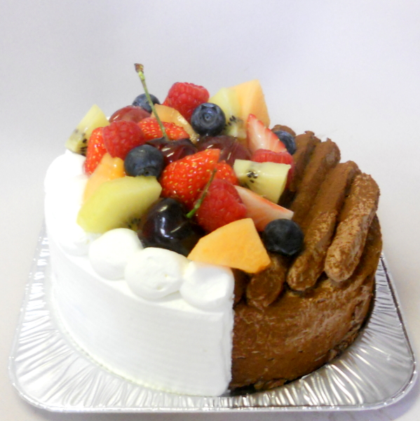 ショートケーキと生チョコケーキのハーフ ハーフ 江東区門前仲町のケーキ パン カフェパティスリーコラージュ