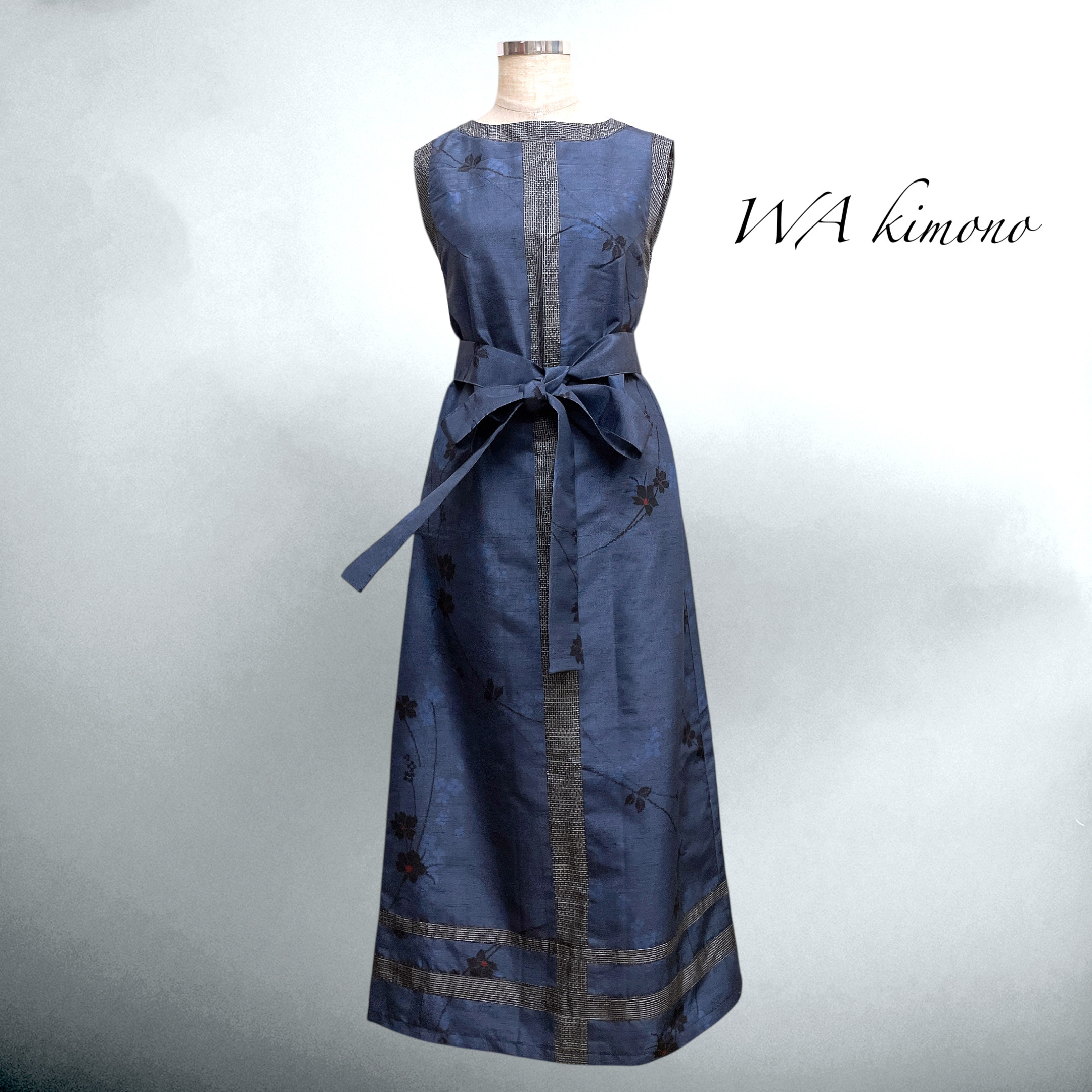 大島 ライン入り上質ワンピース 紺花柄 