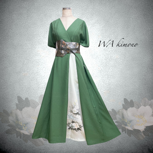 素材で魅せるグリーンカラーワンピース