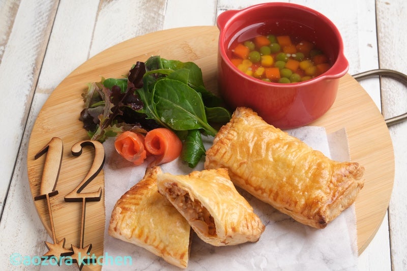 ミートパイ・簡単コンソメスープ・リーフサラダ