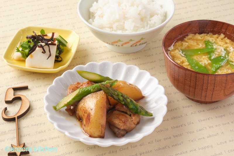 鶏肉と新じゃがの照り煮 ・絹さやのみそ汁