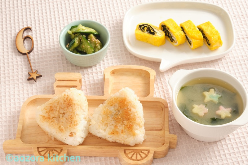 焼きおにぎり・たたききゅうり ・わかめとお麩のみそ汁 ・海苔入り卵焼き