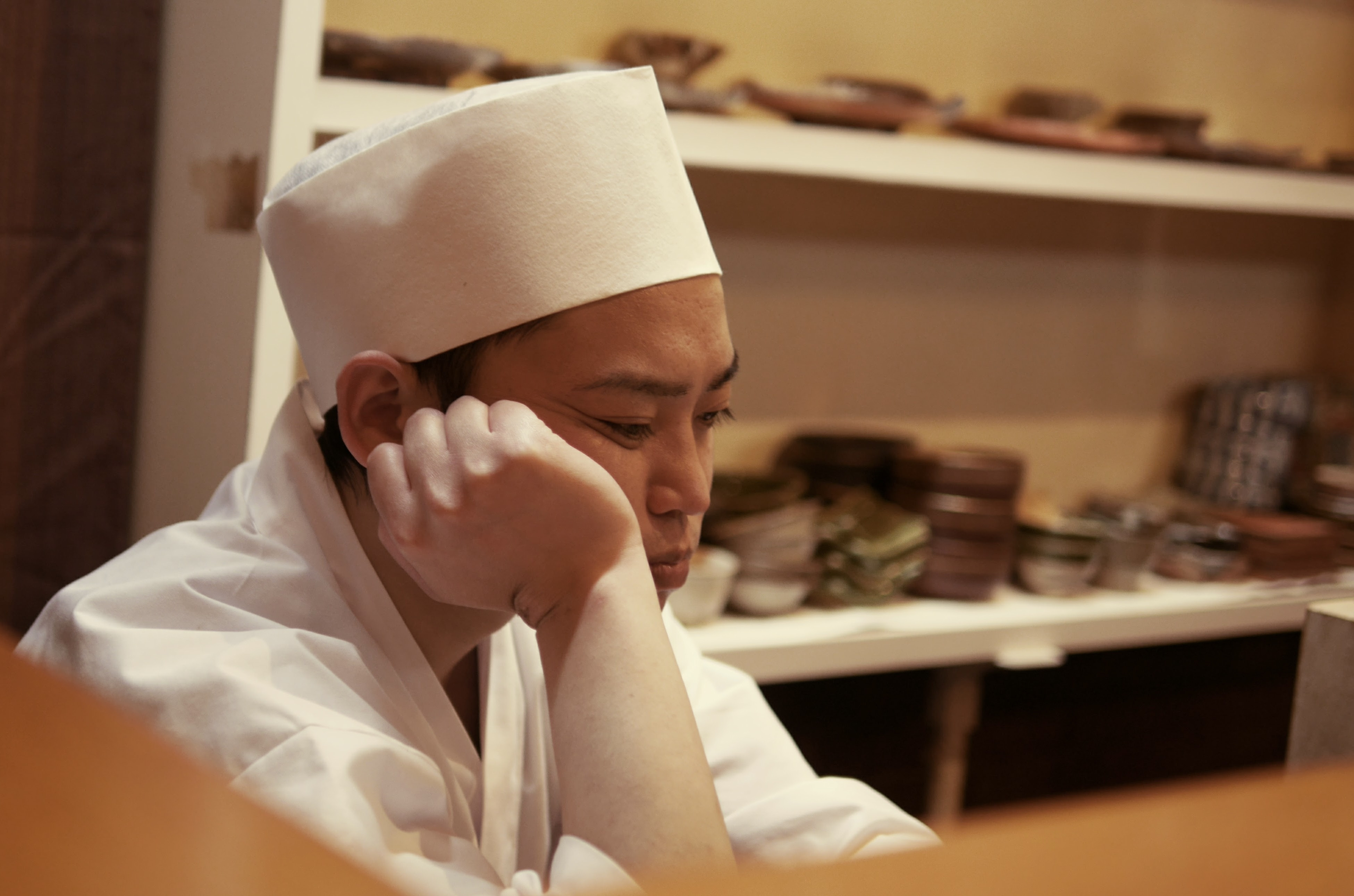 考え込む大将
