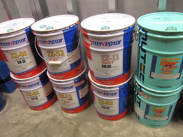 バイク用から高級外車用まで多種多様なオイル取り揃えてます！