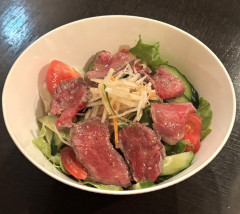 牛もも肉タタキのサラダ～わさびドレッシング～