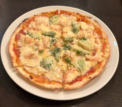 海老とアボカドのピザ