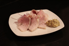 豚もも肉の自家製ハム　クルミマスタード添え