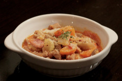 白モツと香味野菜のトマト煮込み