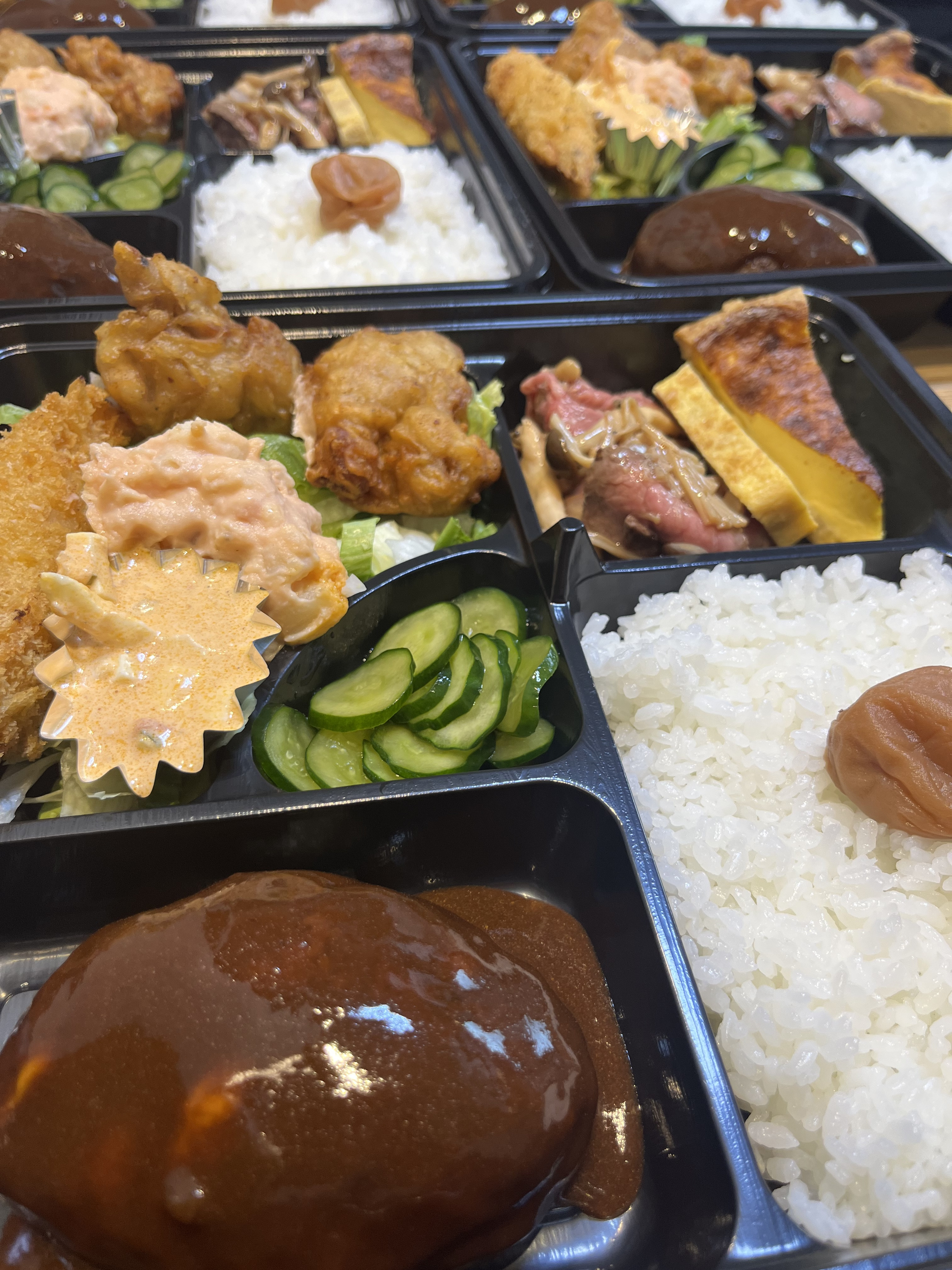 8月6日水曜日はテイクアウトの日【昼・午後・夕方】【店内飲食ランチ休業】【テイクアウトのみ営業】【8月6日限定の弁当メニュー🍤やハンバーグソースなどお楽しみください】